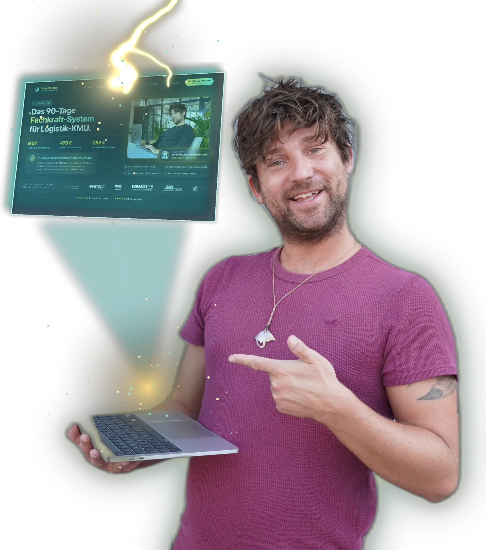 Niklaas Zander mit Laptop, über dem die fachkraft-jetzt.de-Website als Hologramm schwebt, in das ein Blitz aus KI-Energie einschlägt